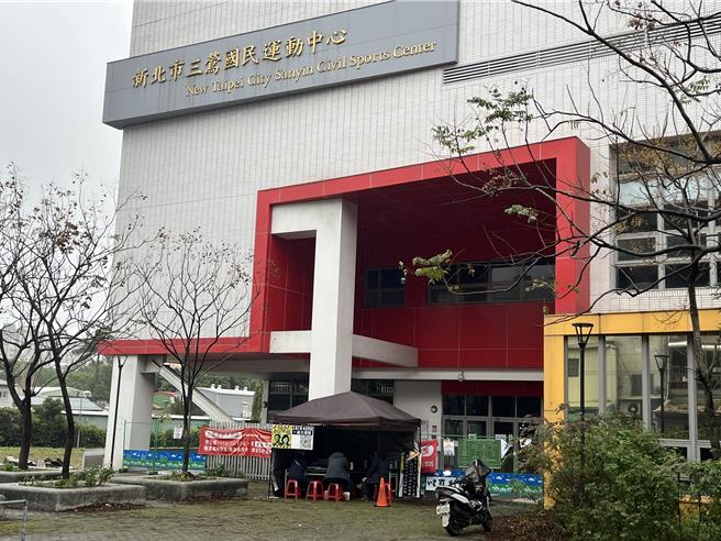 公民团体「新北大扫除」今在三峡设摊连署罢免立委吴琪铭。（王扬杰摄）