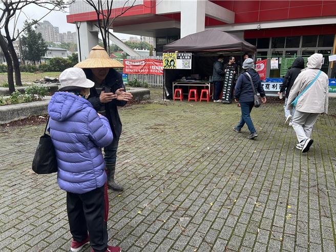 公民团体「新北大扫除」今在三峡设摊连署罢免立委吴琪铭。（王扬杰摄）