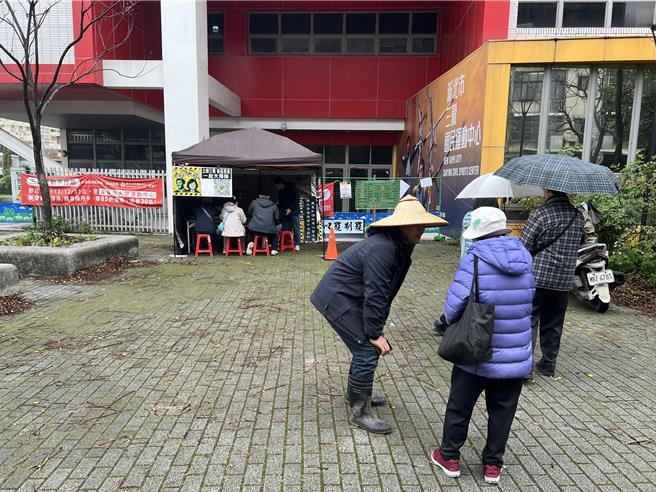 公民团体「新北大扫除」今在三峡设摊连署罢免立委吴琪铭。（王扬杰摄）