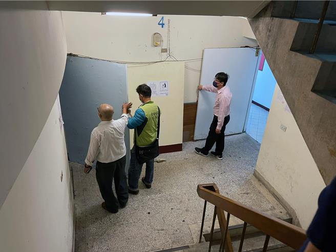 台南市政府工务局表示，从今年元旦起全市6至7层的集合住宅公寓大厦，也应每4年办理1次建筑物公共安全检查申报，未依规定完成公安申报者，最高可处30万元罚锾。（工务局提供／洪荣志台南传真）