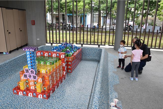 锺东锦宣布公幼两岁幼儿师生比1：4政策，来降低幼儿照护人员工作压力。（谢明俊摄）