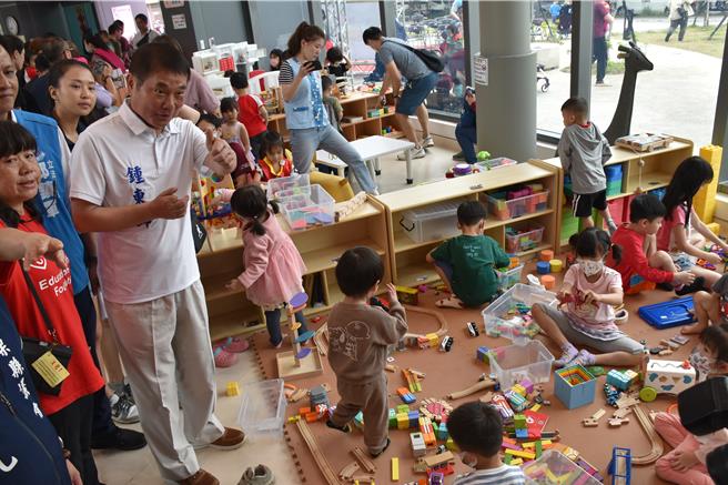 锺东锦宣布公幼两岁幼儿师生比1：4政策，来降低幼儿照护人员工作压力。（谢明俊摄）