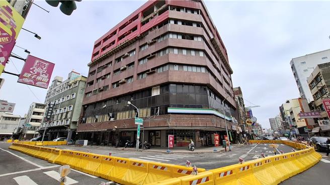 台南市中西区来亚大楼正评估结构强度，3日将作鹰架隔网，撤除周边护栏。（程炳璋摄）
