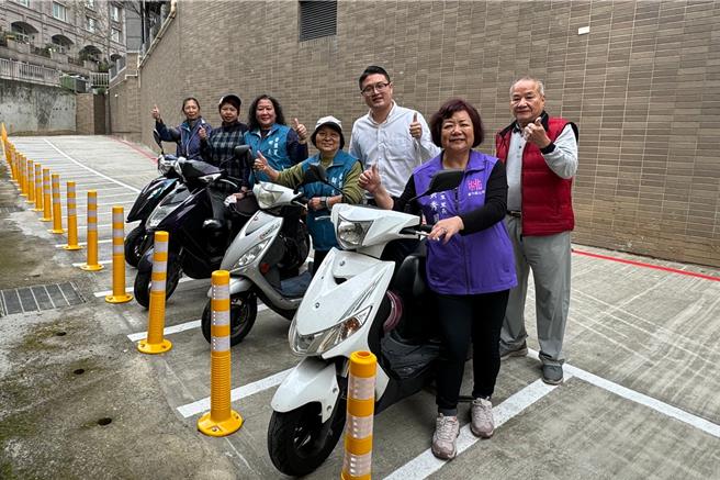 国民党桃园市议员钱龙与营盘里长黄秀凤在多方奔走下，于营盘里六福路379巷寻得一处閒置公有地，现已完成增设38格机车停车格及1格身障专用停车格。（姜霏摄）