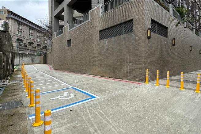 国民党桃园市议员钱龙与营盘里长黄秀凤在多方奔走下，于营盘里六福路379巷寻得一处閒置公有地，现已完成增设38格机车停车格及1格身障专用停车格。（姜霏摄）