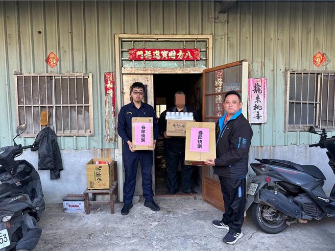 男子当保全照顾身障妹，警方年节送暖给予关心。(大园警分局提供／吕筱蝉桃园传真)