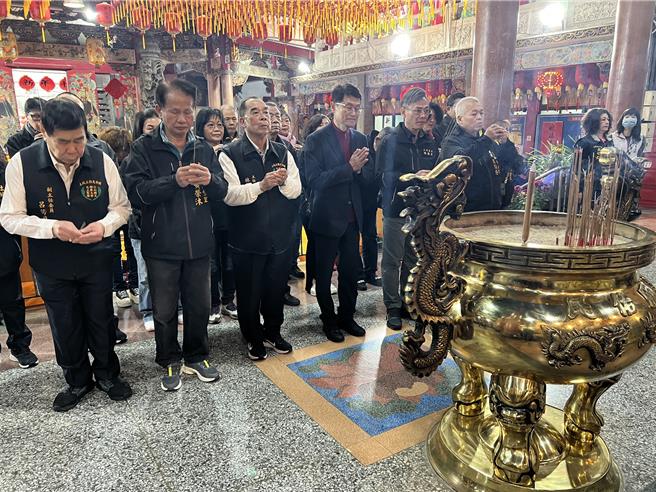 陈纯敬今到土城五谷先帝庙参拜祈福。（王扬杰摄）