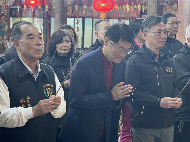 陈纯敬今到土城五谷先帝庙参拜祈福。（王扬杰摄）