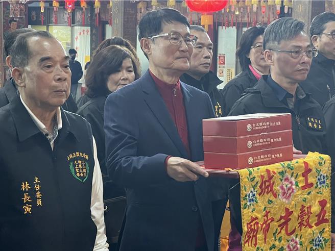 陈纯敬今到土城五谷先帝庙参拜祈福。（王扬杰摄）