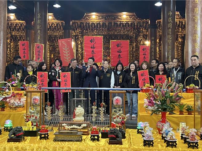 陈纯敬今到土城五谷先帝庙参拜祈福。（王扬杰摄）