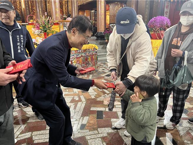 陈纯敬发送福袋，民眾大排长龙。（王扬杰摄）