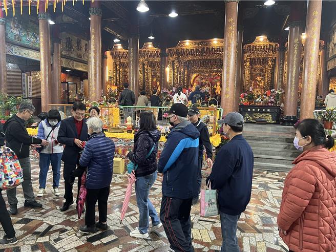 陈纯敬发送福袋，民眾大排长龙。（王扬杰摄）