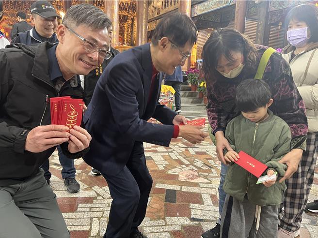 陈纯敬发送福袋，民眾大排长龙。（王扬杰摄）