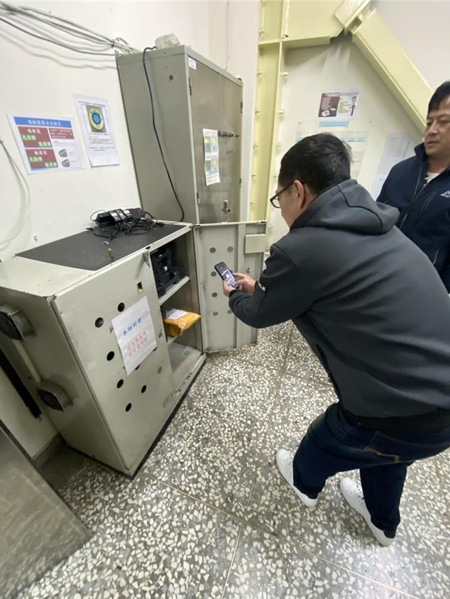 「灵圣宫」自1月29日起每日下午皆由该庙总干事亲自将弥封好的香油钱送至文正派出所，全程录影并将现金锁入枪械室枪柜内。（中市警二分局提供）