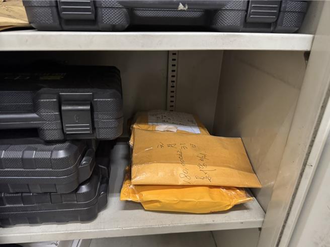 「灵圣宫」自1月29日起每日下午皆由该庙总干事亲自将弥封好的香油钱送至文正派出所，全程录影并将现金锁入枪械室枪柜内。（中市警二分局提供）