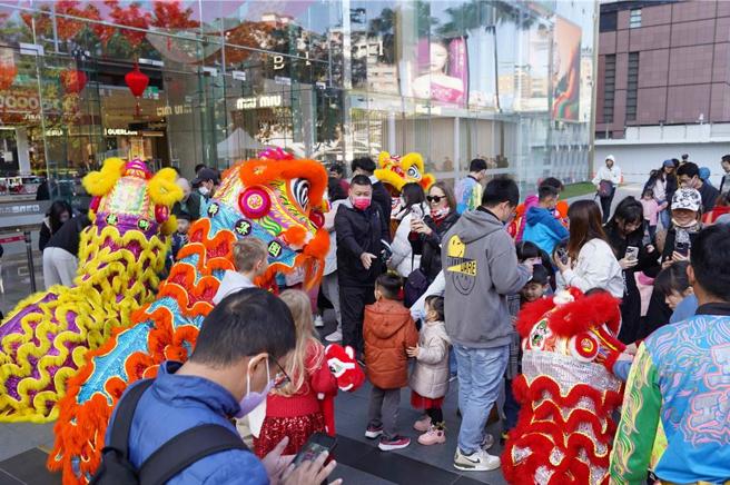 远百春节檔业绩增8％，大年初五最后衝刺。图／远百