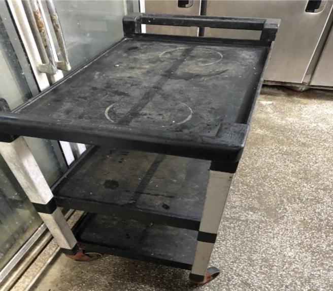 南港「北云餐厅」疑爆食品中毒，医院通报就医人数累计至2日上午9时已达30人。图为卫生局日前稽查发现该店家餐车不洁。（台北市卫生局提供／谢佳君台北传真）