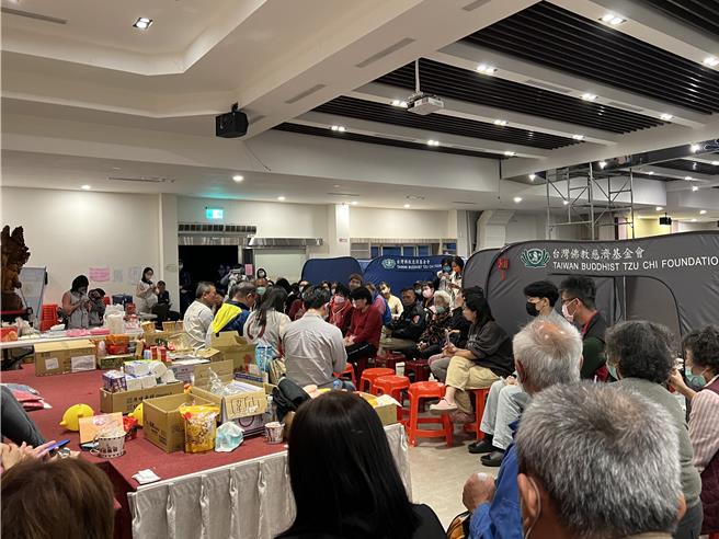 市府相關單位人員前往楠西區綠柏園數容中心和受災戶座談。（民眾提供／寶智華台南傳真）