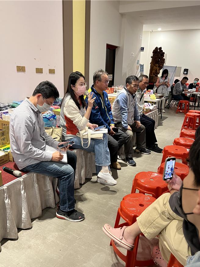 市府社會局、工務局及楠西區公所人員前往楠西區綠柏園數容中心和受災戶座談。（民眾提供／寶智華台南傳真）