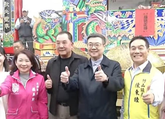 今天是大年初五，行政院長卓榮泰今下午赴南投竹山紫南宮發紅包。（民眾提供）