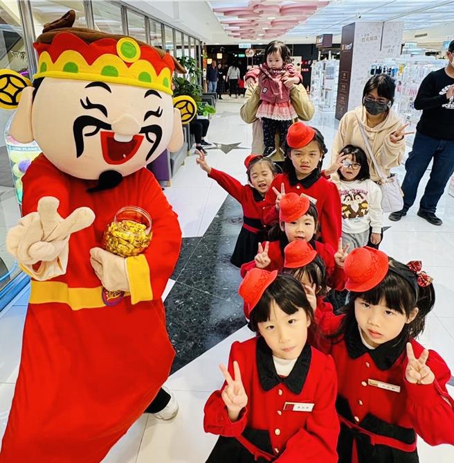 台南大远百过年期间超萌小小客服、小小警察、小小格格到楼面向民眾发糖果祝贺「恭喜发财、新年快乐」受到逛街民眾的喜爱。 (台南大远百提供／洪凯音台北传真)