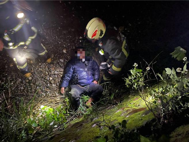 简姓男子自撞护栏，跌落铁轨旁。（新北市消防局提供）