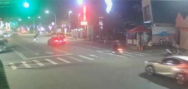 宜蘭有民眾開車行經礁溪鄉礁溪路五段時，看見3位行人過馬路，遂禮讓先通行，不料後方機車閃避不及撞上行人。（民眾提供／吳佩蓉宜蘭傳真）