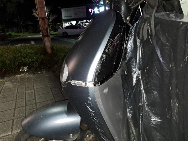 宜蘭有民眾開車行經礁溪鄉礁溪路五段時，看見3位行人過馬路，遂禮讓先通行，不料後方機車閃避不及撞上行人。（民眾提供／吳佩蓉宜蘭傳真）