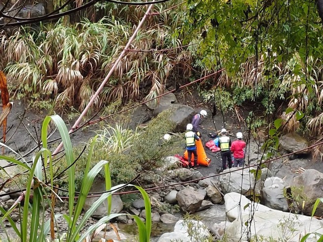 初五一大早，民眾发现泰安溪吊桥下有男子倒卧河床，警消赶往救援，但男子已无生命迹象，警方将调阅监视器厘清死因。（翻摄画面）