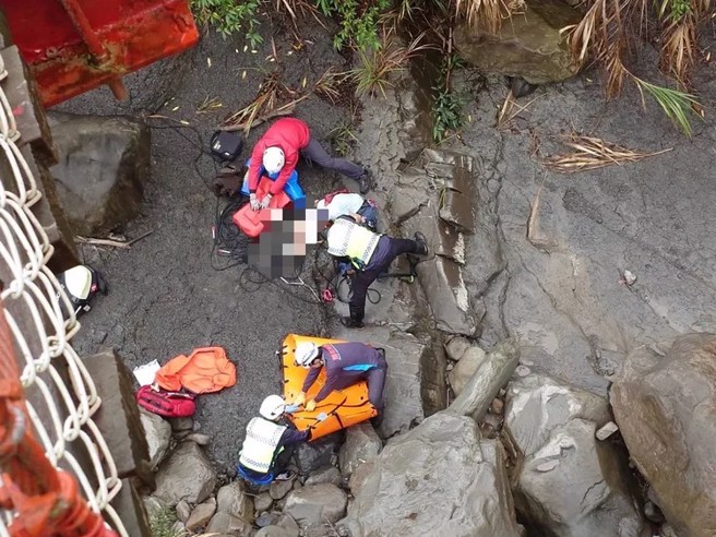 初五一大早，民眾发现泰安溪吊桥下有男子倒卧河床，警消赶往救援，但男子已无生命迹象，警方将调阅监视器厘清死因。（翻摄画面）