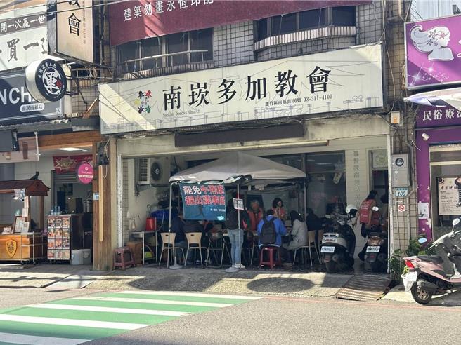 桃园市芦竹区多加教会牧师陈晓炜为活动领衔人，他表示，目前已搜集好各选区连署书，明天早上将送中选会审查。（姜霏摄）