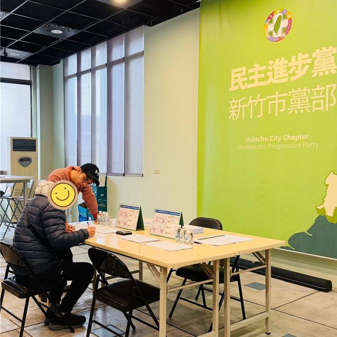 民进党新竹市党部指出，在立院党团总召柯建铭号召下，党公职、助理及志工已在过年期间收到1万多份罢免郑正钤、高虹安的连署书分类造册。（刘康彦提供／王惠慧新竹传真）