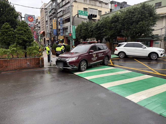 消防勘灾车疑视线受阻，撞上穿越马路的行人。（翻摄画面）