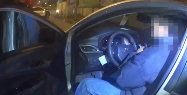 土城派出所巡逻员警发现轿车停放路中央，随即上前拦查。（图 / 刘咏韵翻摄）