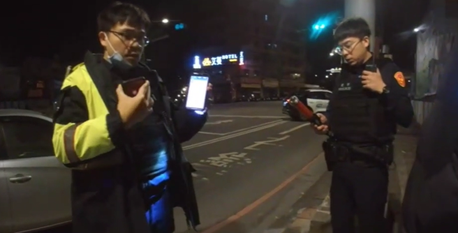 巡逻员警对黄姓驾驶实施酒测。（图 / 刘咏韵翻摄）