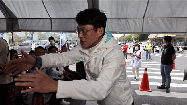 民眾党代理主席黄国昌（右一）2日到民眾党台南市党部拜年与支持者握手。（程炳璋摄）