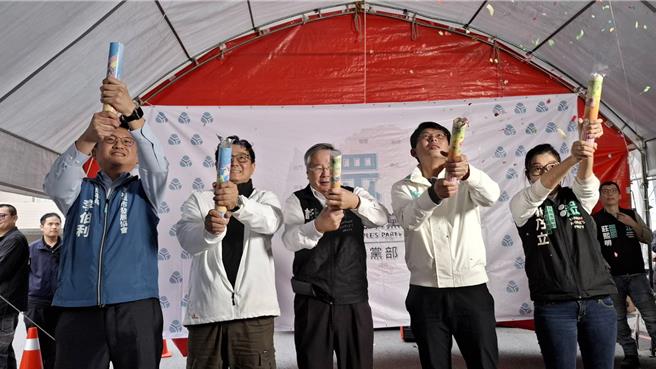 民眾党代理主席黄国昌（右二）2日到民眾党台南市党部拜年，并拉炮宣示党部开工。（程炳璋摄）