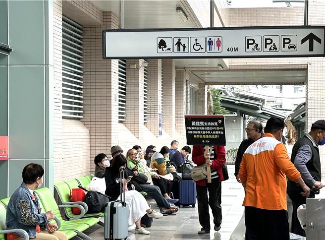 罢免团体「台东挫宾行动」表示，罢免国民党台东立委黄建宾连署书不仅突破第一阶段门槛1154份，迄今已达3500份。（蔡旻妤摄）