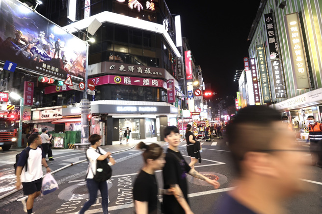 一名网友分享日本友人来台旅游的观察，抱怨人行道难走外，部分餐饮店周遭飘散的味道令他难以忍受。（示意图／资料照）