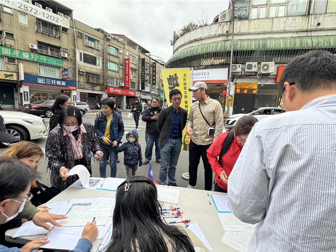 民进党与国民党近日相继发起「大罢免」，意图罢免蓝营立委李彦秀、王鸿薇、罗智强、赖士葆、徐巧芯、绿营立委吴思瑶及吴沛忆。图为罢免吴思瑶连署现场。 （罢免团体「地动删瑶、蟾蜍克星」提供／谢佳君台北传真）