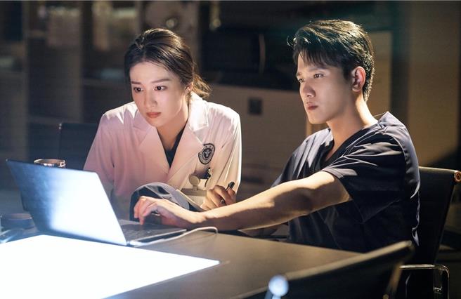 王楚然與彭冠英劇中飾演離異夫妻，久別重逢後重燃愛火。（八大戲劇台提供）