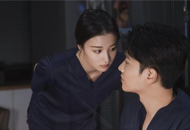 王楚然與彭冠英劇中飾演離異夫妻，久別重逢後重燃愛火。（八大戲劇台提供）