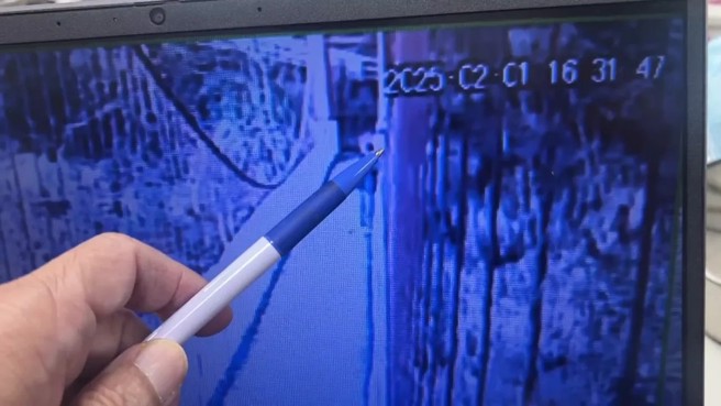 吊桥上的监视器曝光，当时旁边还有名男子与死者交谈。（翻摄画面）