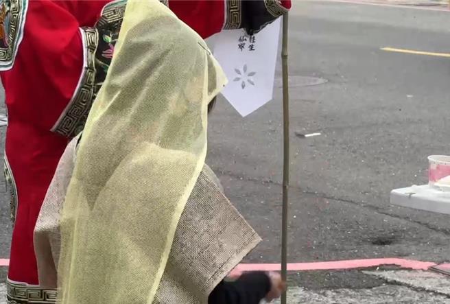 方姓男子日前为了讨要3000元工资被工头杀死，其家人2日到事发地点招魂，跪地掷筊。（翻摄照片／林瑞益高雄传真）