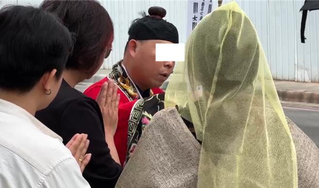 方姓男子日前为了讨要3000元工资被工头杀死，其家人2日在道士的陪同下，至事发地点招魂。（翻摄照片／林瑞益高雄传真）