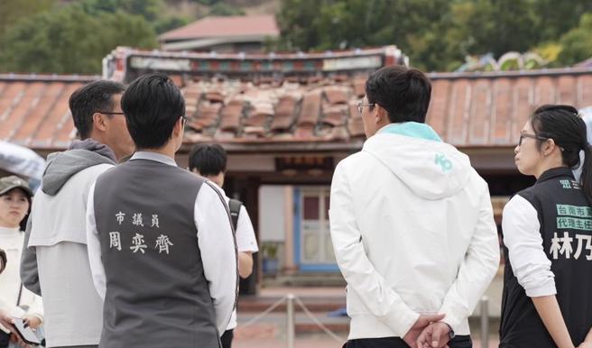 民眾党代理党主席黄国昌 （右）2日到楠西区察看地震灾损情况。（台湾民眾党提供／程炳璋台南传真）