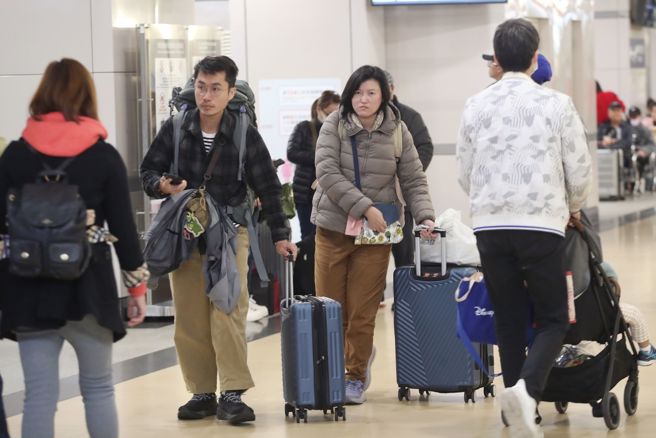 明日基隆北海岸及大台北山区有局部较大雨势，东部、东南部地区及中南部山区有局部短暂雨，其他地区也有零星降雨，各地气温下降，北部及东北部整天湿冷，入夜低温下探10度。（示意图／王英豪摄）
