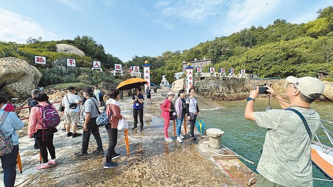 图为游客登上大胆岛参访。（示意图，中时资料照，于家麒摄）