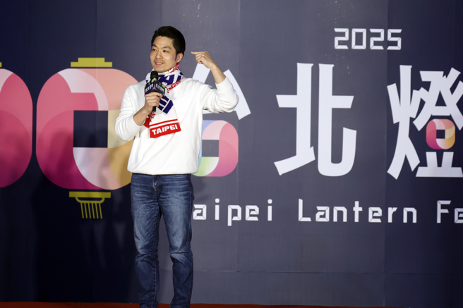 台北燈節2日晚間於西門町盛大開幕，由台北市長蔣萬安與現場民眾共同點亮13公尺高的主燈「福蛇豆豆」。（鄧博仁攝）