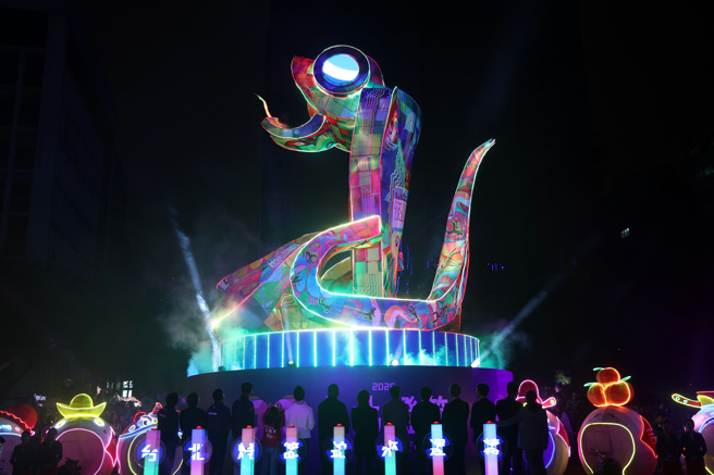 台北燈節2日晚間於西門町盛大開幕，13公尺高的主燈「福蛇豆豆」結合在地潮流的創新設計和繽紛燈光展現吉祥與活力，為今年燈節揭開序幕。（鄧博仁攝）